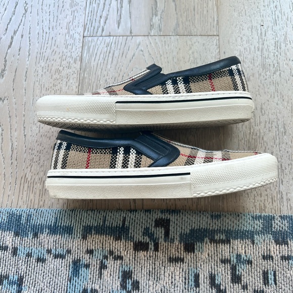 Burberry slip on size 5 - Picture 2 of 9